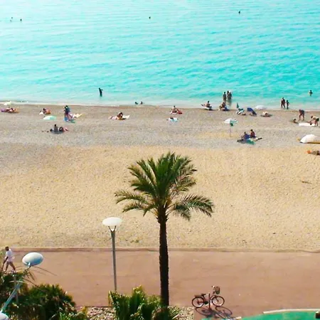D'une A Sur A 100 M De La Avec Vue Sur La Terrasse Amenagee Et Wifi *