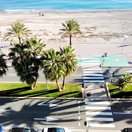 D'une A Sur A 100 M De La Avec Vue Sur La Terrasse Amenagee Et Wifi Appartement *